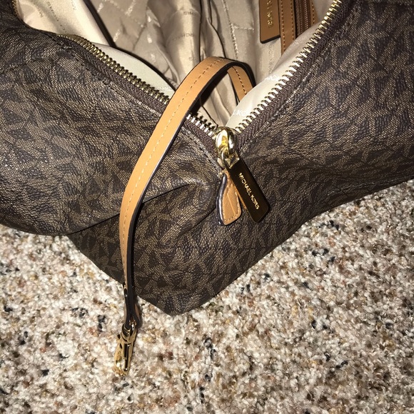 michael kors handbag BARELY USED - Picture 7 of 8